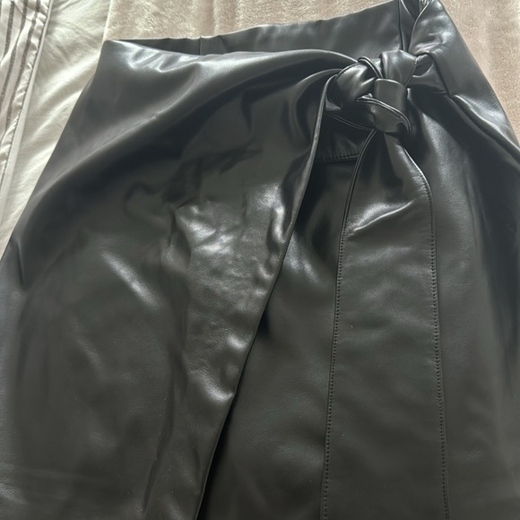 Black leather skirt NEVER WORN - Picture 2 of 5